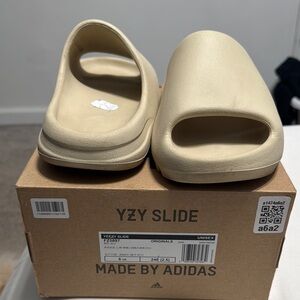 Yeezy Cream Slide Sandals with Thick Sole and Minimalist Design